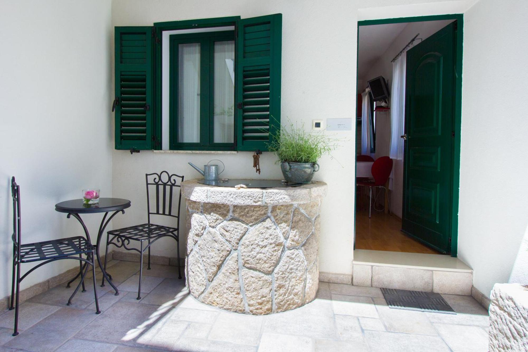 Apartments Petrinic Crnogaj Baska  Exterior photo