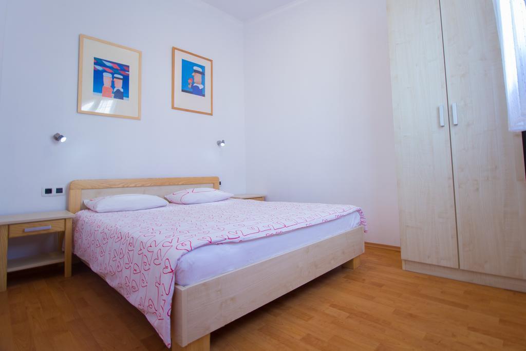 Apartments Petrinic Crnogaj Baska  Exterior photo